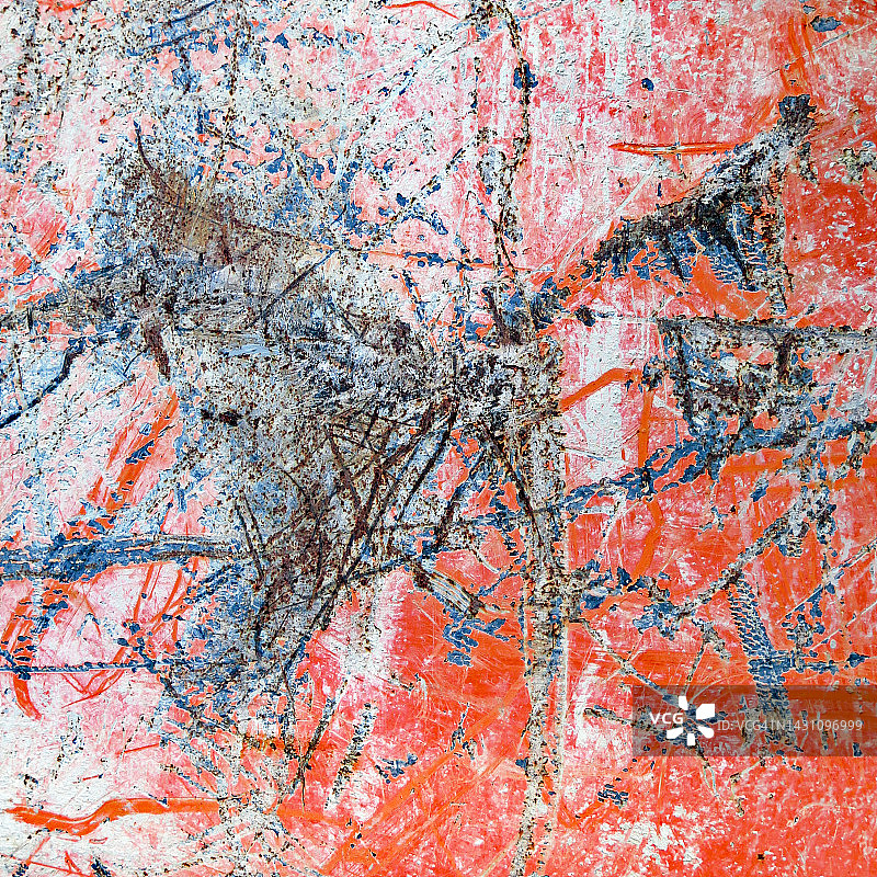 法国巴黎，生锈金属板上白色石膏和风化的橙色划痕油漆图片素材