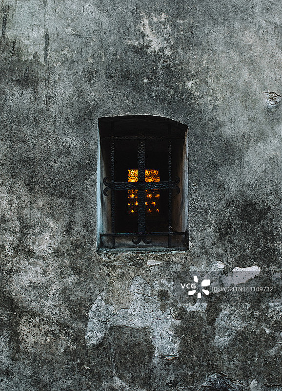 古老墙壁上的窗户图片素材