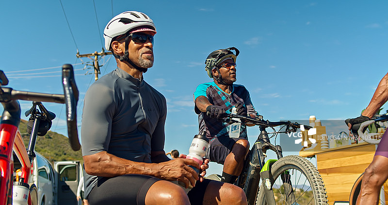 在路边咖啡摊休息的非裔美国人自行车手图片素材