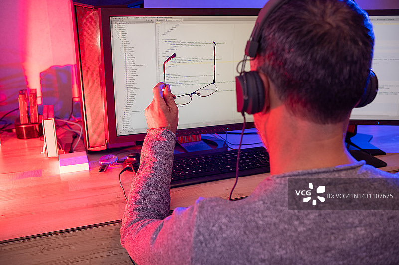 一名开发人员在编写代码图片素材