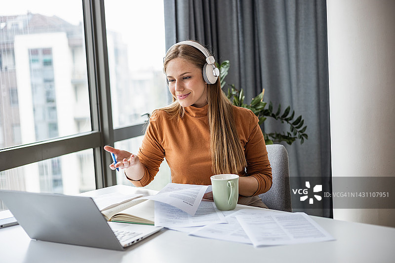 女商人线上会议展示创意图片素材