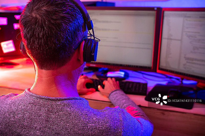 一名开发人员在编写代码图片素材