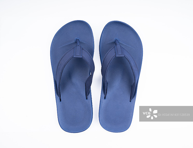 白色背景上隔离的蓝色人字拖，顶视图图片素材