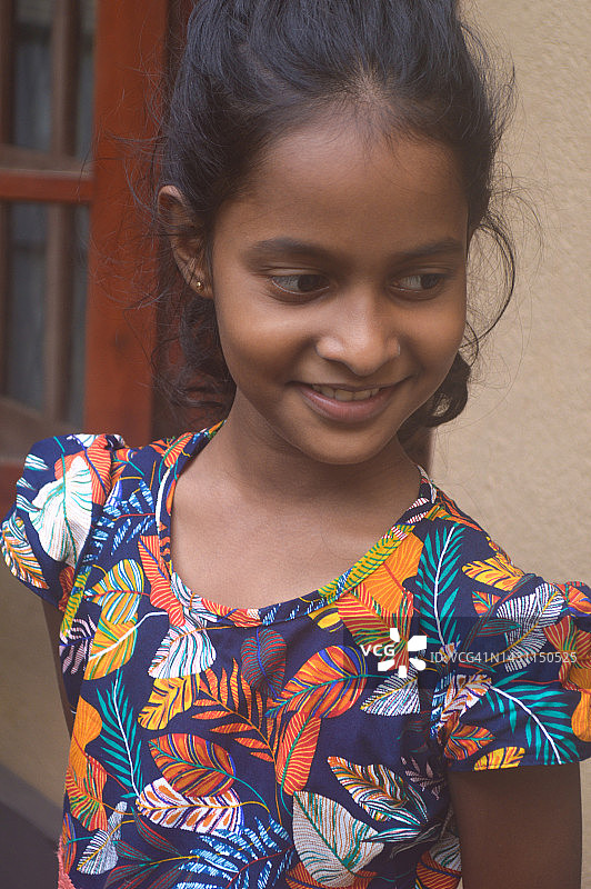 微笑的斯里兰卡女孩图片素材
