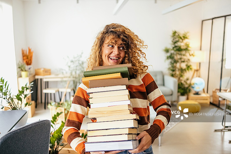 拿着书的女子图片素材