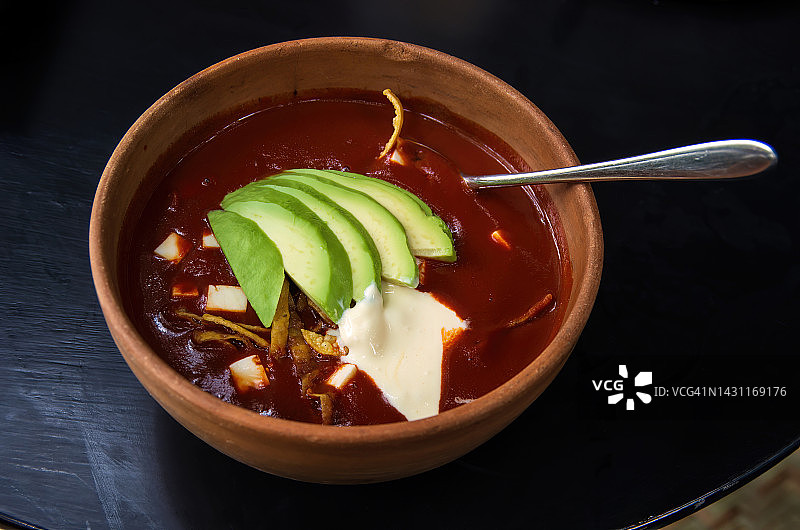 黏土碗里的墨西哥玉米饼汤图片素材