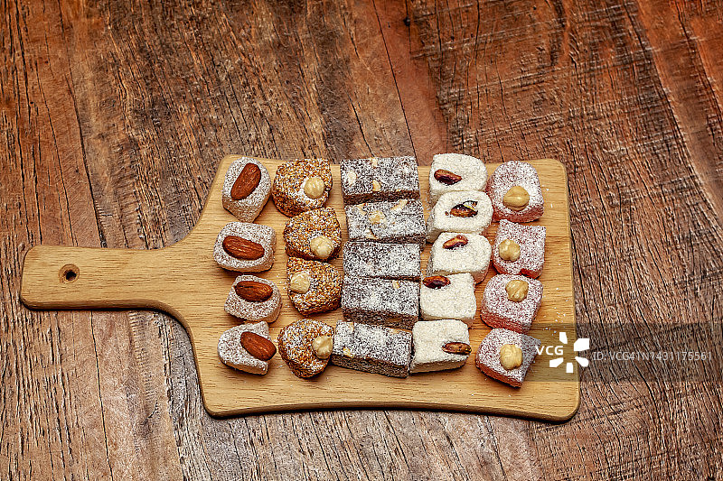 木制砧板上的土耳其软糖图片素材