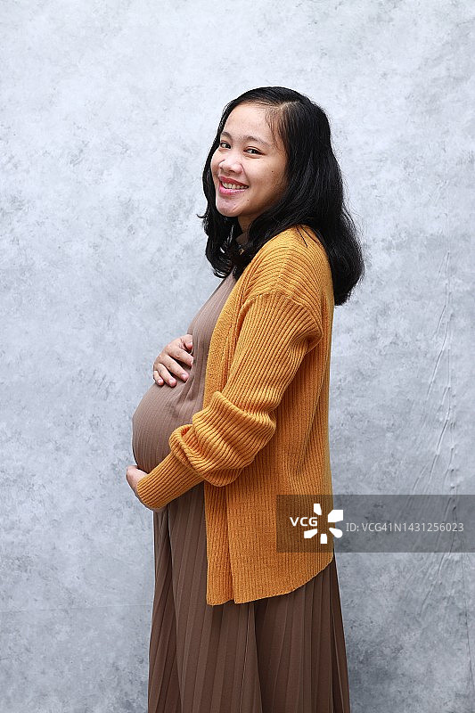 怀孕期间的女子肖像图片素材