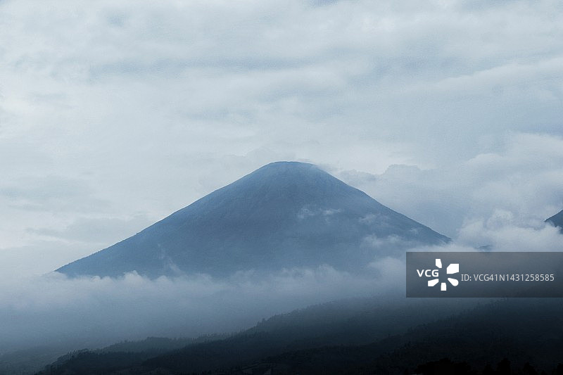 天蓝色雾霾笼罩的山图片素材