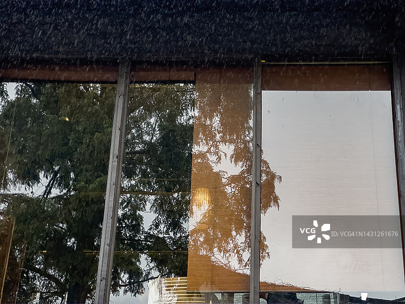 玻璃窗中反射的街景图片素材