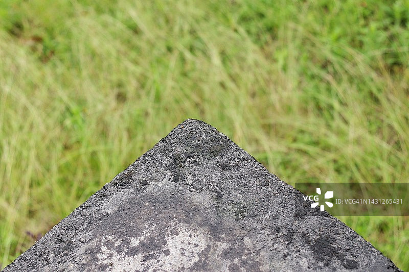 混凝土与草地图片素材