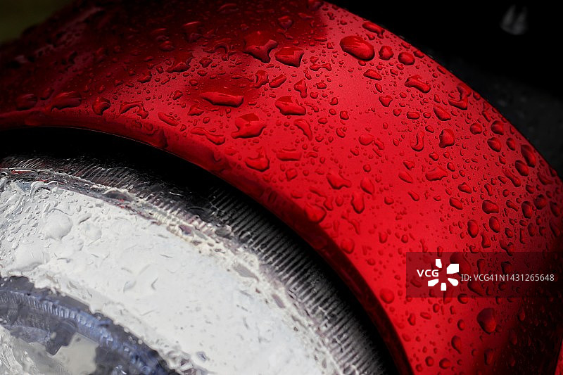 摩托车车身上的水滴图片素材