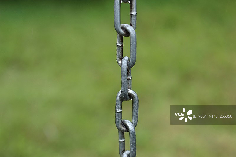 链条与草地背景的特写图片素材