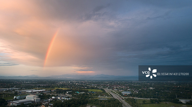 无人机航拍城市居民区周围的快速路，极端气候与自然灾害图片素材