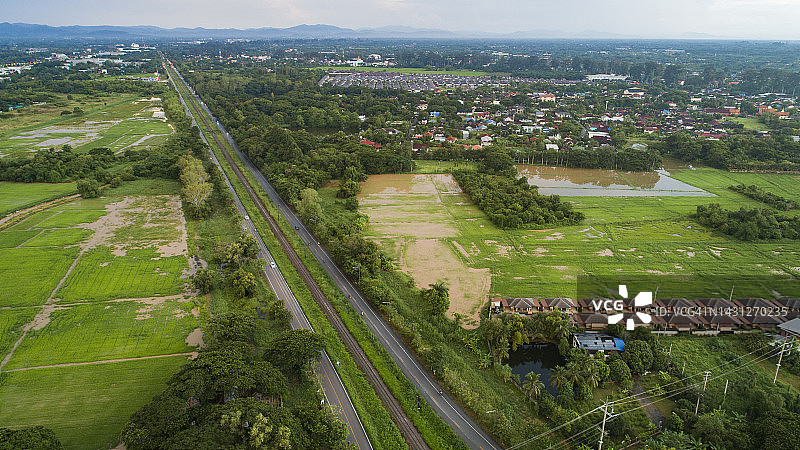 航拍：城市环境中，洪水淹没高速公路、铁路和住宅，极端气候与自然灾害图片素材