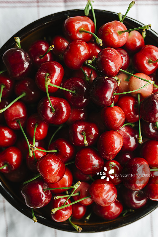 陶瓷碗中新鲜樱桃的俯视特写——健康生活方式和有机生物水果概念图片素材