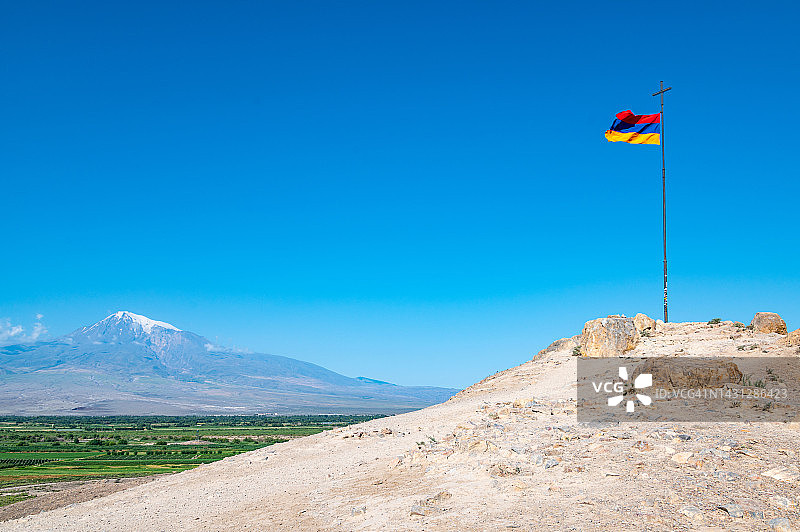 阿拉拉特山和亚美尼亚国旗，科尔维拉普，亚美尼亚图片素材