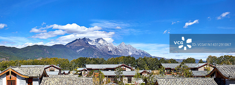 丽江古城与玉龙雪山图片素材