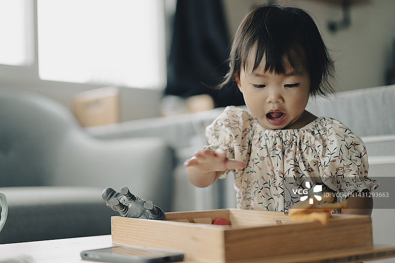 享受在家玩玩具的亚洲女婴图片素材