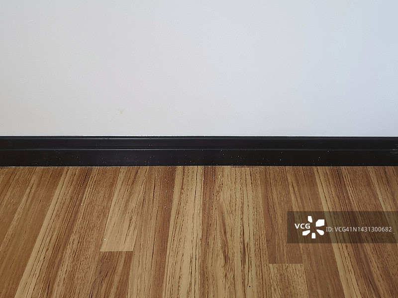 白色墙壁上的木地板抽象背景图片素材