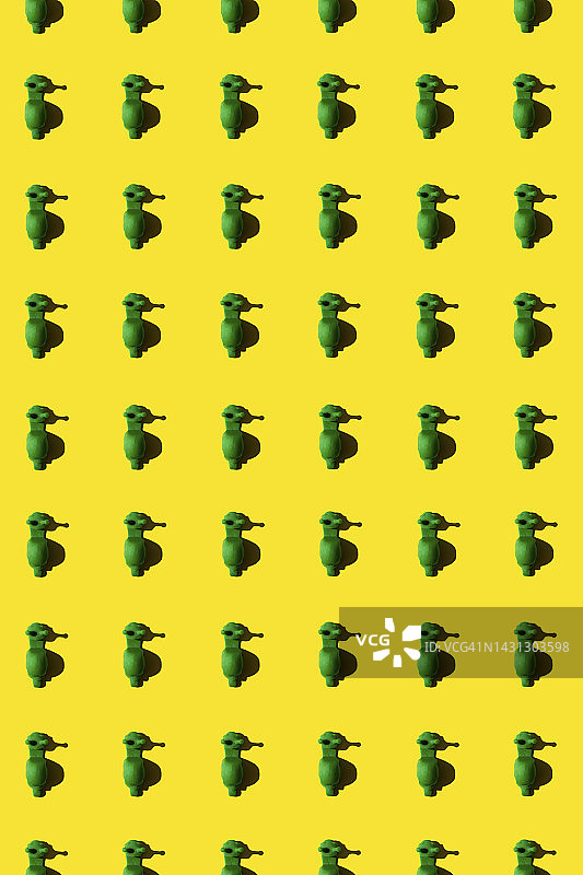 黄色背景上的一排3D打印蜗牛图片素材