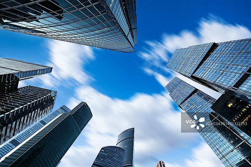 美丽天空下的现代摩天大楼图片素材