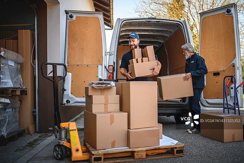 年轻男性送货员卸货车肖像图片素材