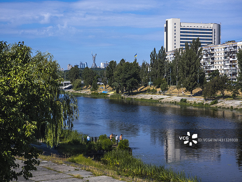 从鲁萨尼夫卡公园看到的祖国母亲纪念碑图片素材
