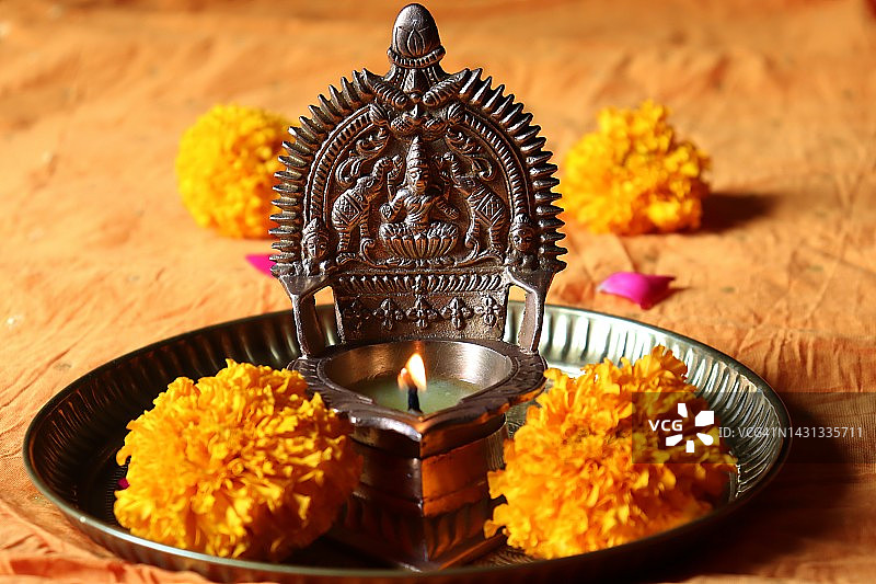 黄铜拉克希米女神灯/排灯节图片素材