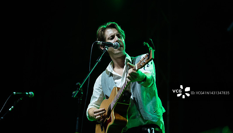 在舞台上现场表演的年轻男子图片素材