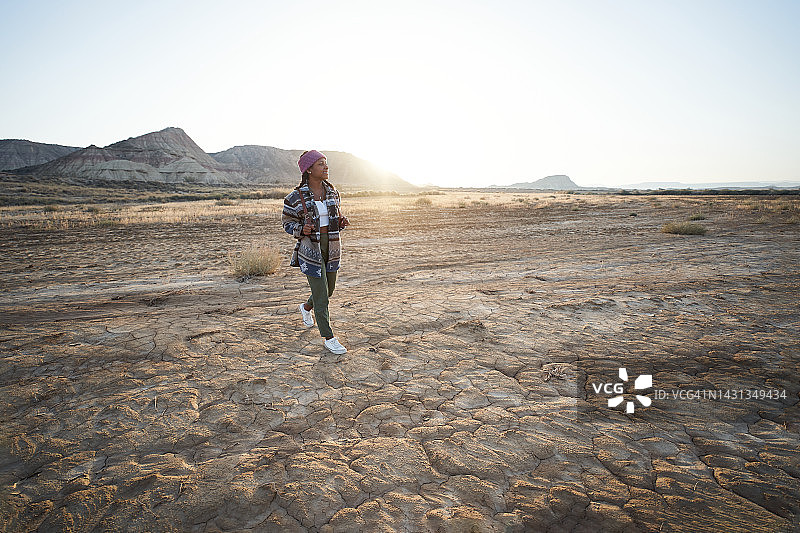 在沙漠中行走的游牧年轻女人图片素材
