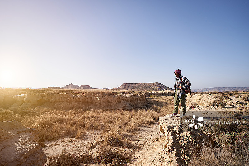 在沙漠中欣赏风景的 женщина图片素材
