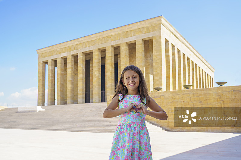 可爱的小女孩参观安卡拉的阿尼特卡比尔（土耳其国父陵）图片素材