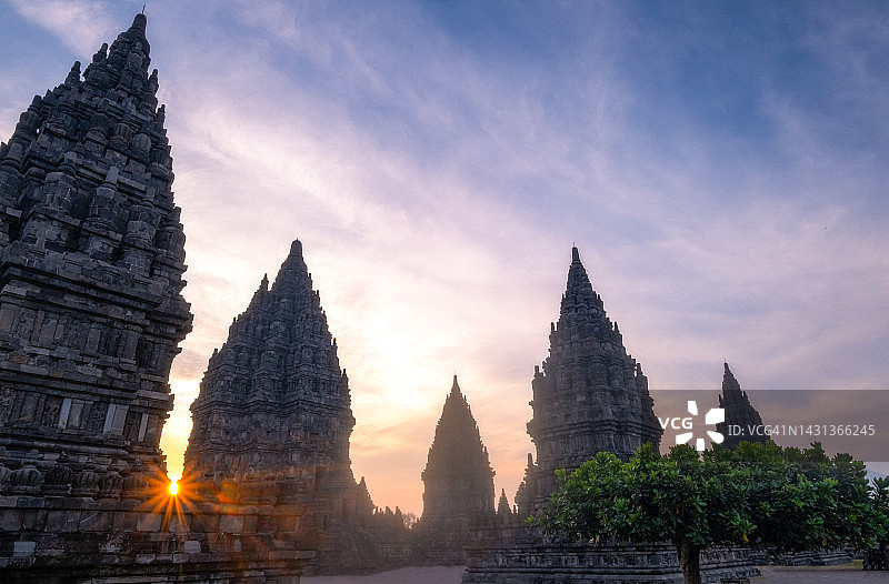 日落时分的普兰巴南寺庙图片素材