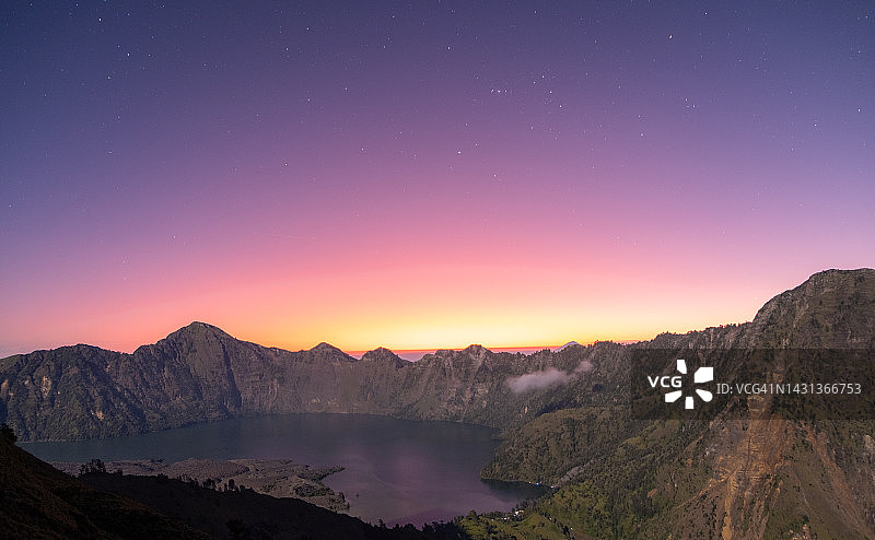 林贾尼火山日落时分的火山口边缘图片素材