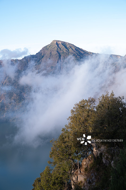 林贾尼火山笼罩在火山气体中图片素材