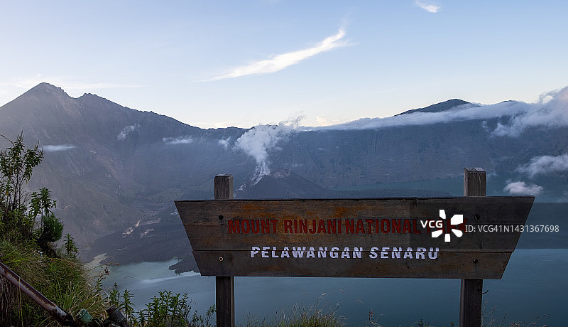 从火山口边缘拍摄的林贾尼火山图片素材