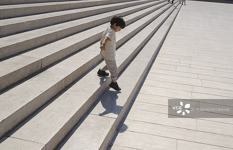在土耳其安卡拉Anitkabir的楼梯上玩耍的可爱男孩图片素材