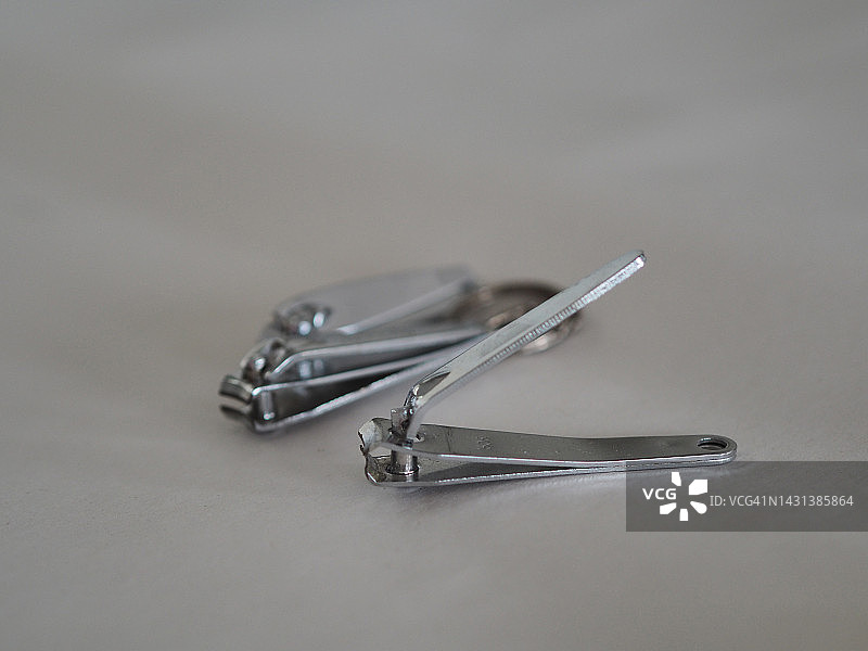 白色背景上的指甲钳图片素材