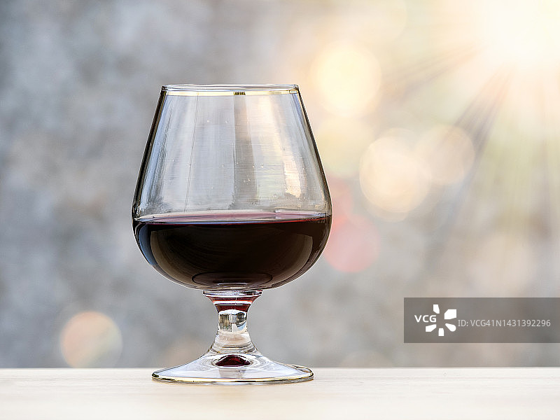 阳光下的冰镇酒杯图片素材