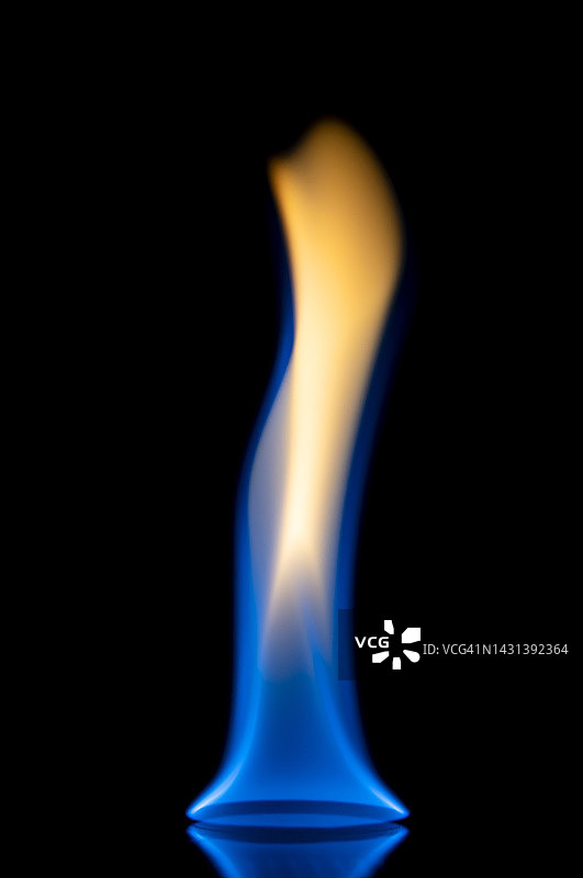 黑色背景上的火焰特写图片素材