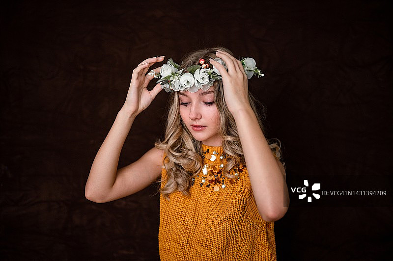 戴着花卉头饰的美丽年轻女孩肖像图片素材