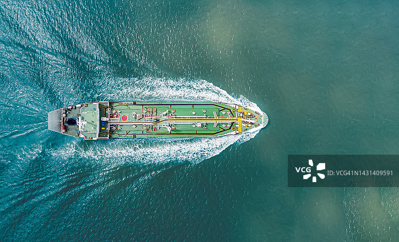 绿色油轮在河中高速行驶的航拍俯视图，能源和石油的进出口业务图片素材