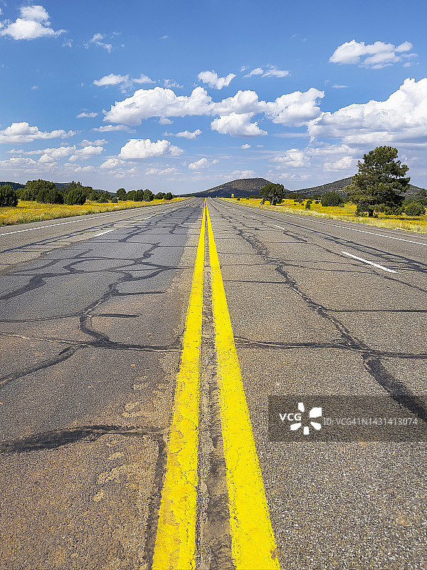 乡村沥青公路上的黄色分隔线特写图片素材