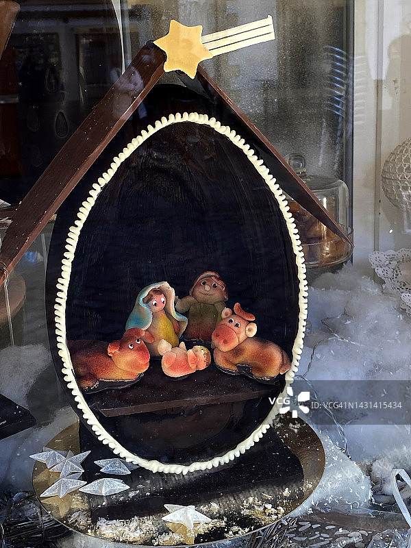 杏仁蛋白软糖小雕像制作的耶稣诞生场景图片素材