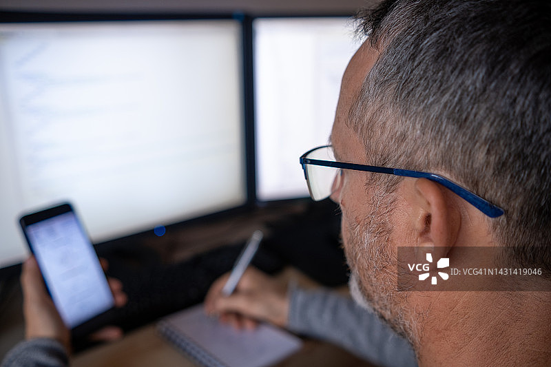 一名开发人员在编写代码图片素材