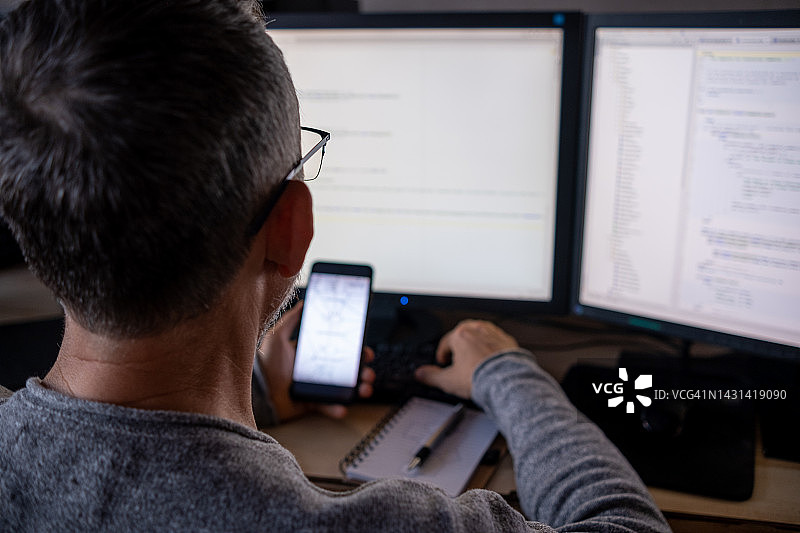 一名开发人员在编写代码图片素材