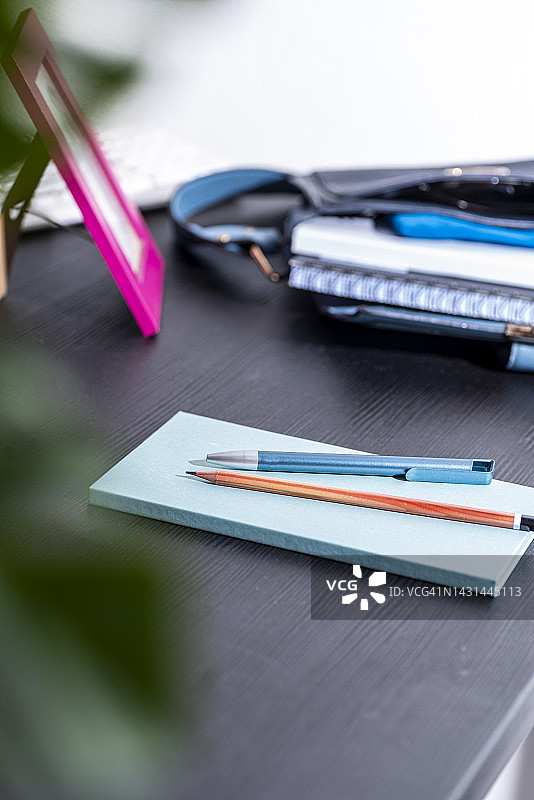 带有文具和电子设备的办公桌图片素材