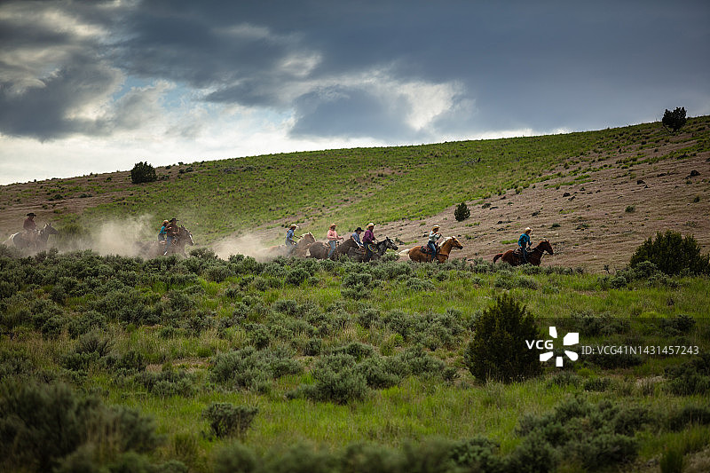人们在田野中骑马图片素材
