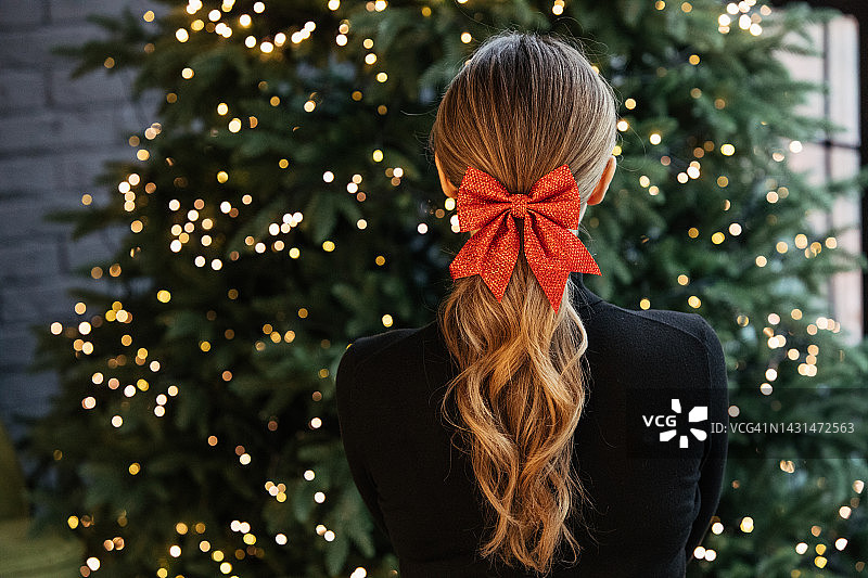 系着红色蝴蝶结的金发女子图片素材